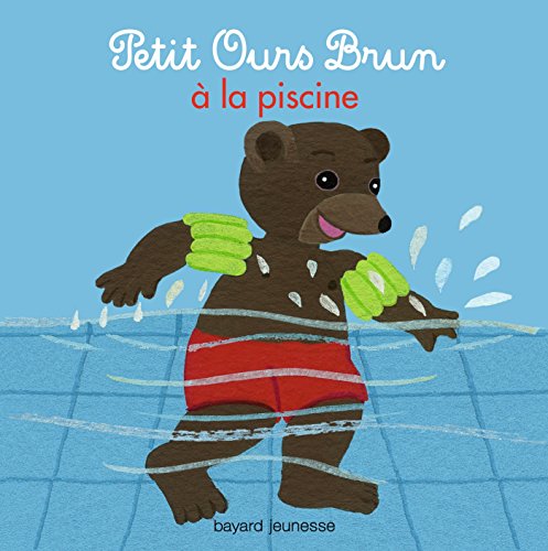 PETIT OURS BRUN À LA PISCINE